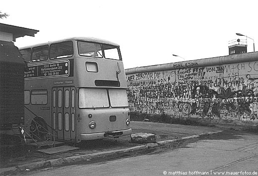 Titelfoto: Bus vor der Mauer in Kreuzberg